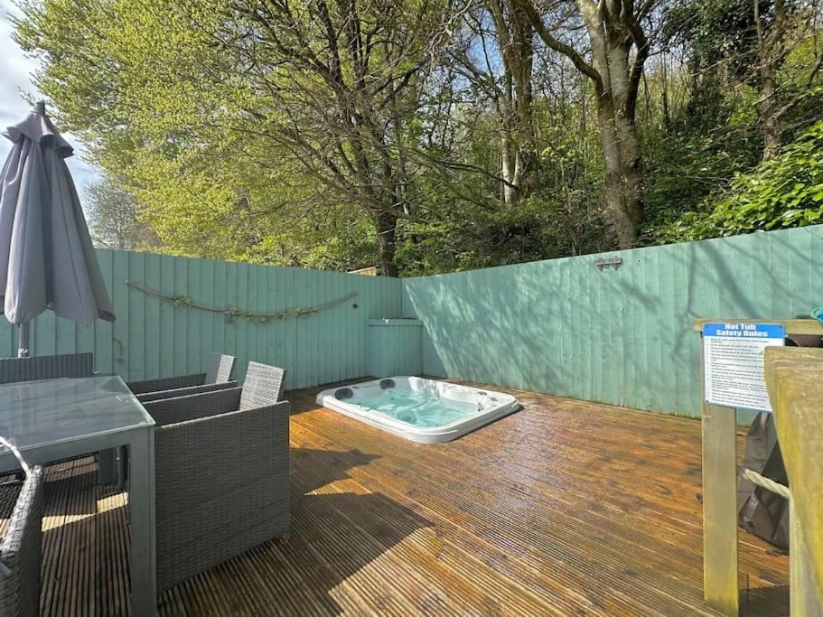 Detached Private Hot Tub With Log Burner
