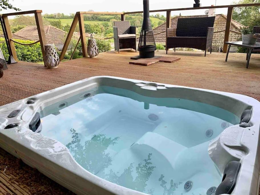 Detached Private Hot Tub With Log Burner Villa