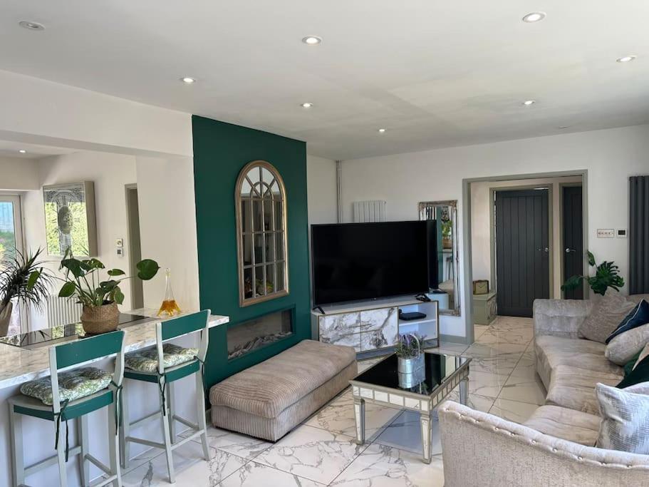 Villa Detached Private Hot Tub With Log Burner Torquay