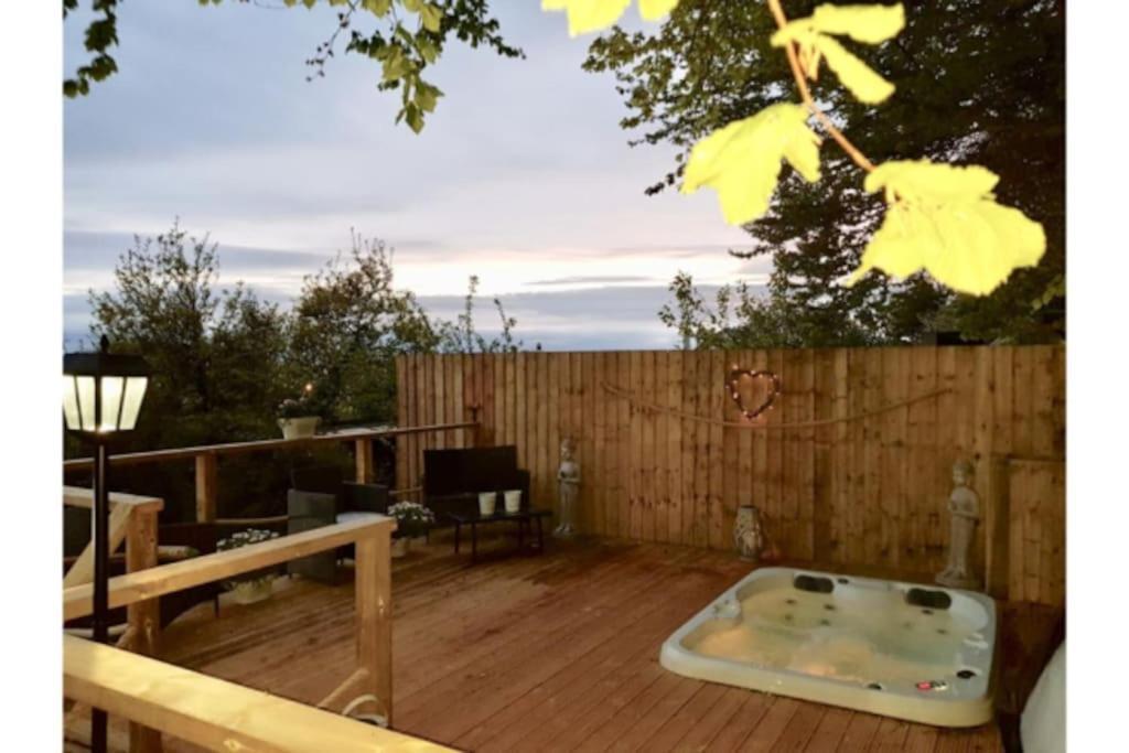Villa Detached Private Hot Tub With Log Burner